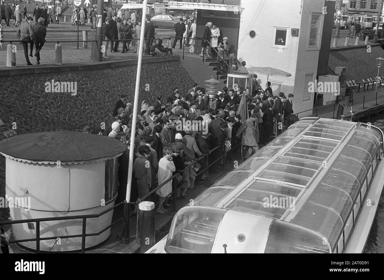 Occupato a barche canali ad Amsterdam Data: 27 marzo 1967 Ubicazione: Amsterdam, Noord-Holland Parole Chiave: Barche circuito Foto Stock