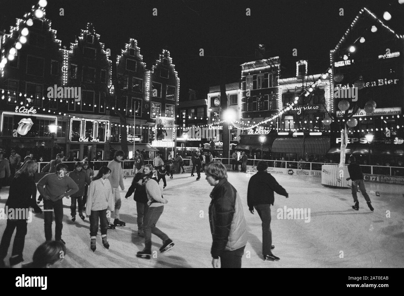 Nuova pista di pattinaggio su Leidseplein sera Data: 19 dicembre 1981 Località: Amsterdam, Noord-Holland Parole Chiave: Ice rinks Foto Stock