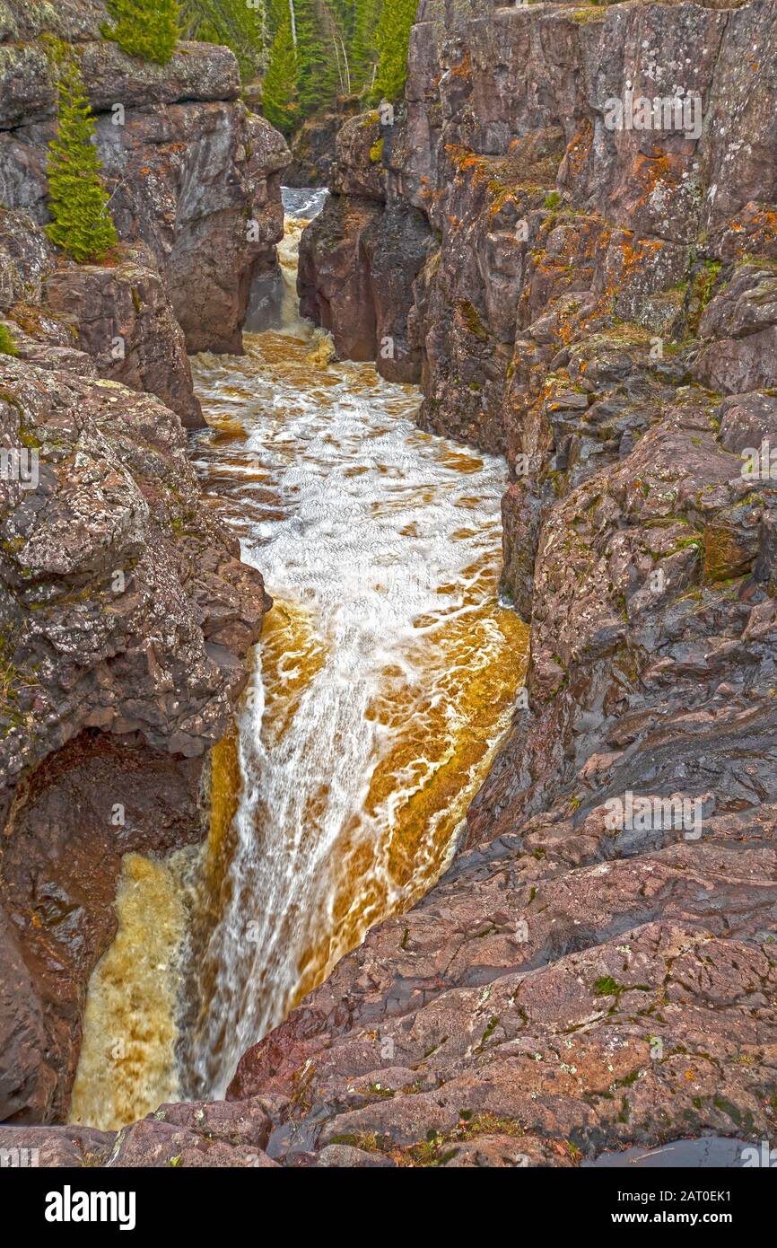 Acqua Che Scorre Attraverso Uno Stretto Canyon nel North Woods nel Temperance River state Park in Minnesota Foto Stock