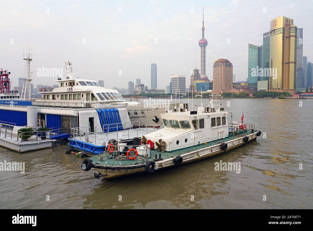 Shanghai, CINA -29 Oct 2019 - una vista panoramica delle barche sul fiume pu a Shanghai, Cina. Shanghai è la più grande città cinese. Foto Stock