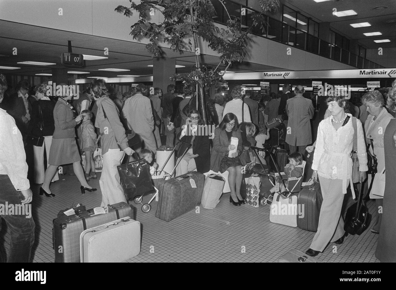 Occupato di vacanzieri all'aeroporto di Schiphol nella sala partenze Data: 31 maggio 1974 Parole Chiave: Sale partenze, aeroporti Foto Stock