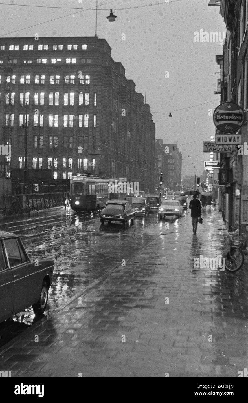 Le tenebre ad Amsterdam alle dieci del mattino Data: 31 Marzo 1967 Località: Amsterdam, Noord-Holland Parole Chiave: Città Foto Stock