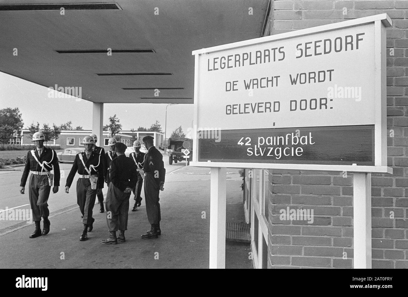 Presidente federale tedesco Dr. H. Lubke con soldati olandesi a Camp Seedorf (vicino Brema). Campo d'ingresso Seedorf Data: 21 luglio 1967 luogo: Brema, Seedorf Parole Chiave: SOLIDENTS, ingressi, campi Nome personale: Bondspresident dr. H. Lubke Foto Stock