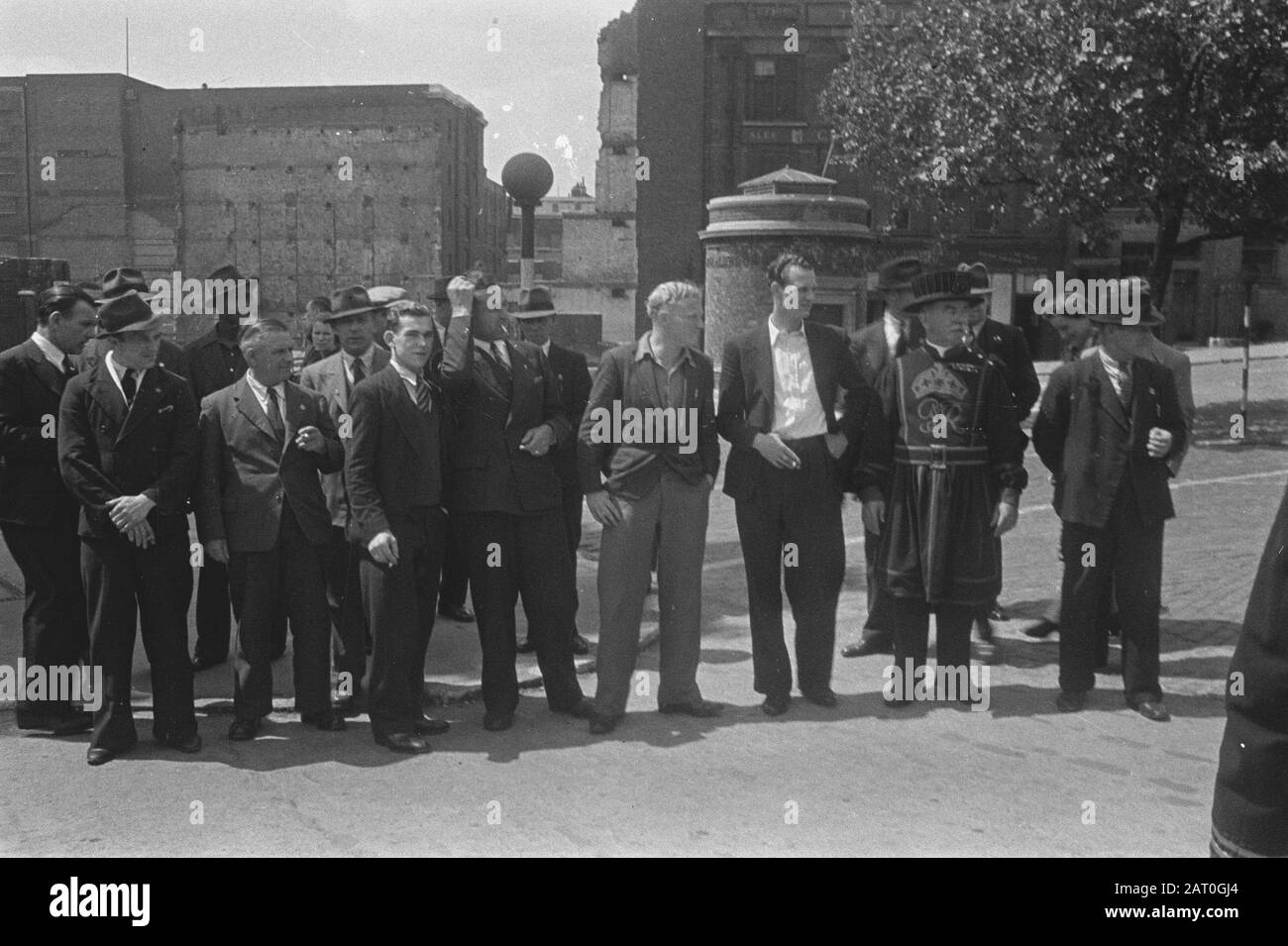 I marinai mercantili olandesi hanno assistito lo sforzo bellico alleato sui sette mari. Di ritorno dai loro viaggi pericolosi, una parte di loro ha avuto recentemente una giornata fuori a Londra. Le aringhe salate crude, preparate in modo olandese e la buona birra inglese vecchia erano consumate e un buon tempo era stato avuto da tutti. La festa alla Torre di Londra Data: Giugno 1943 posizione: Gran Bretagna, Londra Parole Chiave: Visite, seconda guerra mondiale, marinai Foto Stock