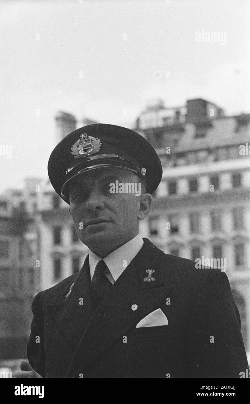 I marinai mercantili olandesi hanno assistito lo sforzo bellico alleato sui sette mari. Di ritorno dai loro viaggi pericolosi, una parte di loro ha avuto recentemente una giornata fuori a Londra. Le aringhe salate crude, preparate in modo olandese e la buona birra inglese vecchia erano consumate e un buon tempo era stato avuto da tutti. L'ufficiale responsabile del partito Data: 1943 Località: Gran Bretagna, Londra Parole Chiave: Ufficiali, ritratti, seconda guerra mondiale, marinai Foto Stock