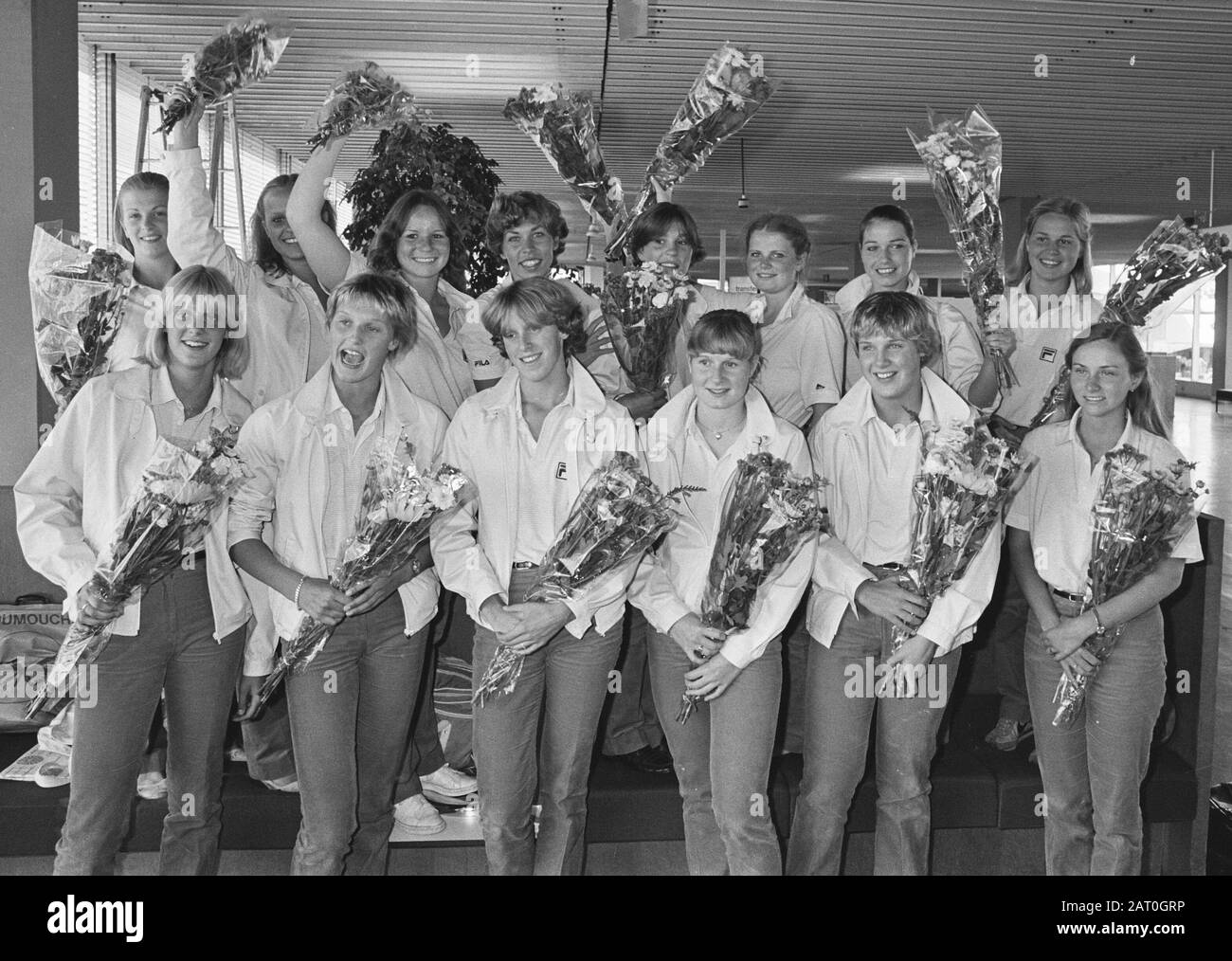 Arrivo delle squadre olandesi dei campionati europei di Spalato. Fila superiore: Squadra di nuoto sincronizzata. Ultima fila: Nuoto squadra; sinistra-destra: Jolanda de Rover, Connie van Bentum, Annemarie Verstappen, Wilma van Velsen, Monique Drost, X (errore ID in AneFo; croce spuntata dalle loro altre foto).; Foto Stock