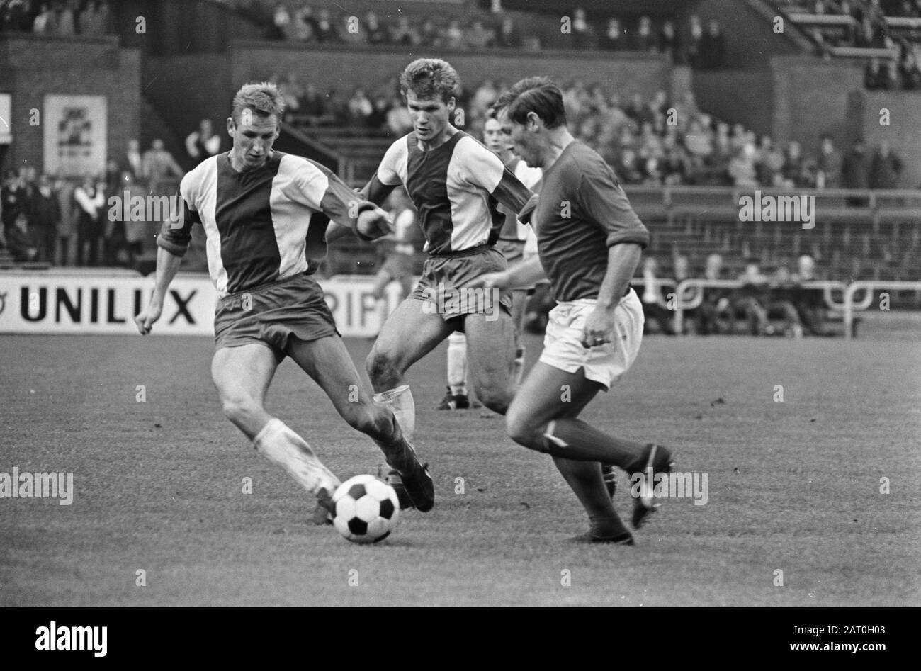 Partita di calcio DWS - Elinkwijk te Amsterdam: 6-2 DWS giocatore Frans Geurtsen in duel con Elinkwijk giocatori Koos van Tamelen (a sinistra) e Jan Verkaik Data: 16 ottobre 1966 luogo: Amsterdam, Noord-Holland Parole Chiave: Duelli, sport, calcio Nome utente: Geurtsen, francese, Tamelen, Koos van, Verkaik, Jan Foto Stock