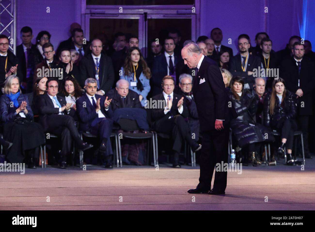 Oswiecim, Polonia. 27th Gen 2020. Ronald Lauder, presidente del Congresso Ebraico Mondiale, saluta gli ex prigionieri di Auschwitz durante la cerimonia.75th anniversario della liberazione dell'ex campo di concentramento nazista tedesco Auschwitz-Birkenau. Durante la seconda guerra mondiale occupazione della Polonia da parte della Germania nazista i nazisti hanno ucciso più di un milione di persone al campo. KL Auschwitz-Birkenau fu liberato il 27 gennaio 1945. I leader internazionali e circa 200 sopravvissuti con le loro famiglie si riuniscono ogni anno per rendere omaggio alle vittime di Auschwitz. Credit: Sopa Images Limited/Alamy Live News Foto Stock