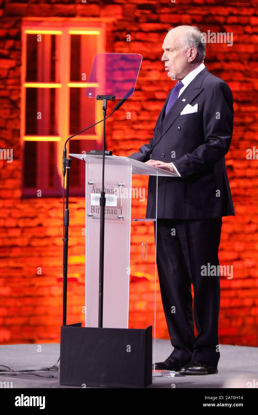 Oswiecim, Polonia. 27th Gen 2020. Ronald Lauder, presidente del Congresso Ebraico Mondiale parla durante la cerimonia.75th anniversario della liberazione dell'ex campo di concentramento nazista tedesco Auschwitz-Birkenau. Durante la seconda guerra mondiale occupazione della Polonia da parte della Germania nazista i nazisti hanno ucciso più di un milione di persone al campo. KL Auschwitz-Birkenau fu liberato il 27 gennaio 1945. I leader internazionali e circa 200 sopravvissuti con le loro famiglie si riuniscono ogni anno per rendere omaggio alle vittime di Auschwitz. Credit: Sopa Images Limited/Alamy Live News Foto Stock