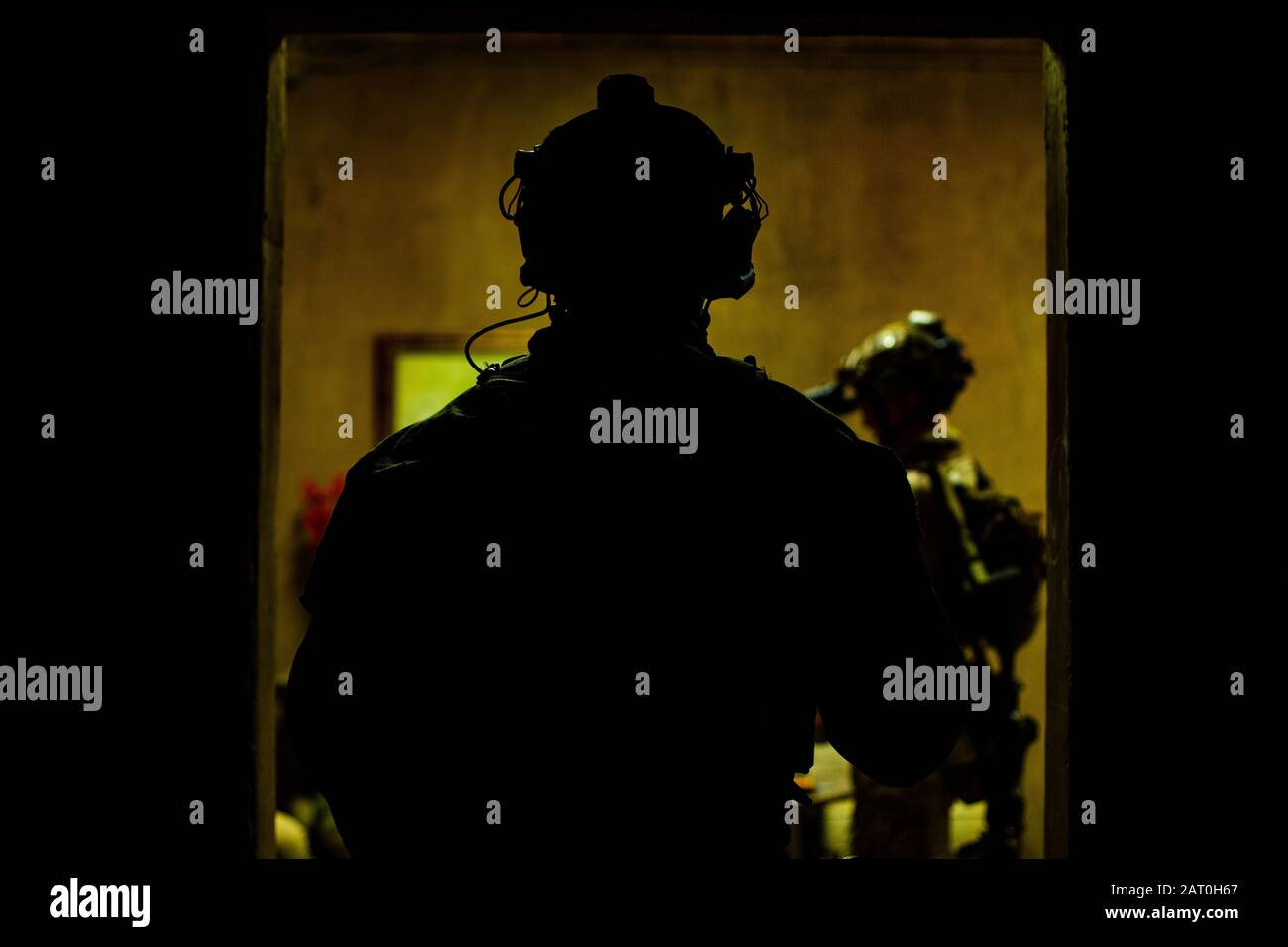 Una forza di ricognizione marina con la forza Raid marittima della 31st Marine Expeditionary Unit conduce lo sfruttamento tattico del sito durante un'operazione militare in urban Terrain raid come parte di Un Realistico Esercizio di addestramento Urbano, presso La Marine Corps Training Area Bellows, Hawaii, 23 gennaio 2020. In tutta RUTEX, la MRF si allenerà per affinare la loro letalità attraverso combattimenti urbani simulati e incursioni di azione diretta. Il MEU del 31st, l’unico MEU a schierarsi continuamente in avanti dal corpo dei Marine, fornisce una forza flessibile e letale pronta a svolgere un’ampia gamma di operazioni militari come la principale tregua di crisi Foto Stock