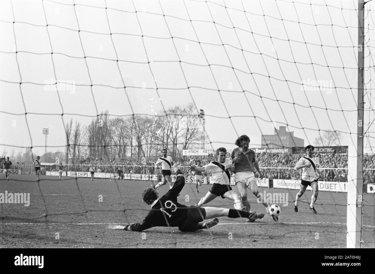 DWS contro Den Bosch 2-3, Overweg (2nd da destra) in due con Van de Bergh e portiere Van der Pluym (sdraiato) Data: 19 Marzo 1972 luogo: Den Bosch Parole Chiave: Sport, calcio Nome personale: Van de Bergh Foto Stock