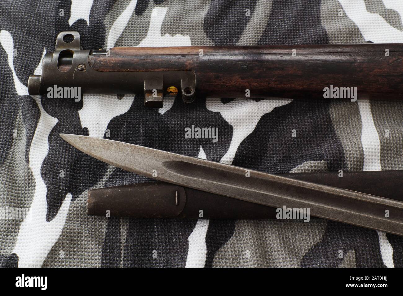 Fucile della Seconda era della guerra mondiale e dettagli a baionetta su tessuto camouflage Foto Stock