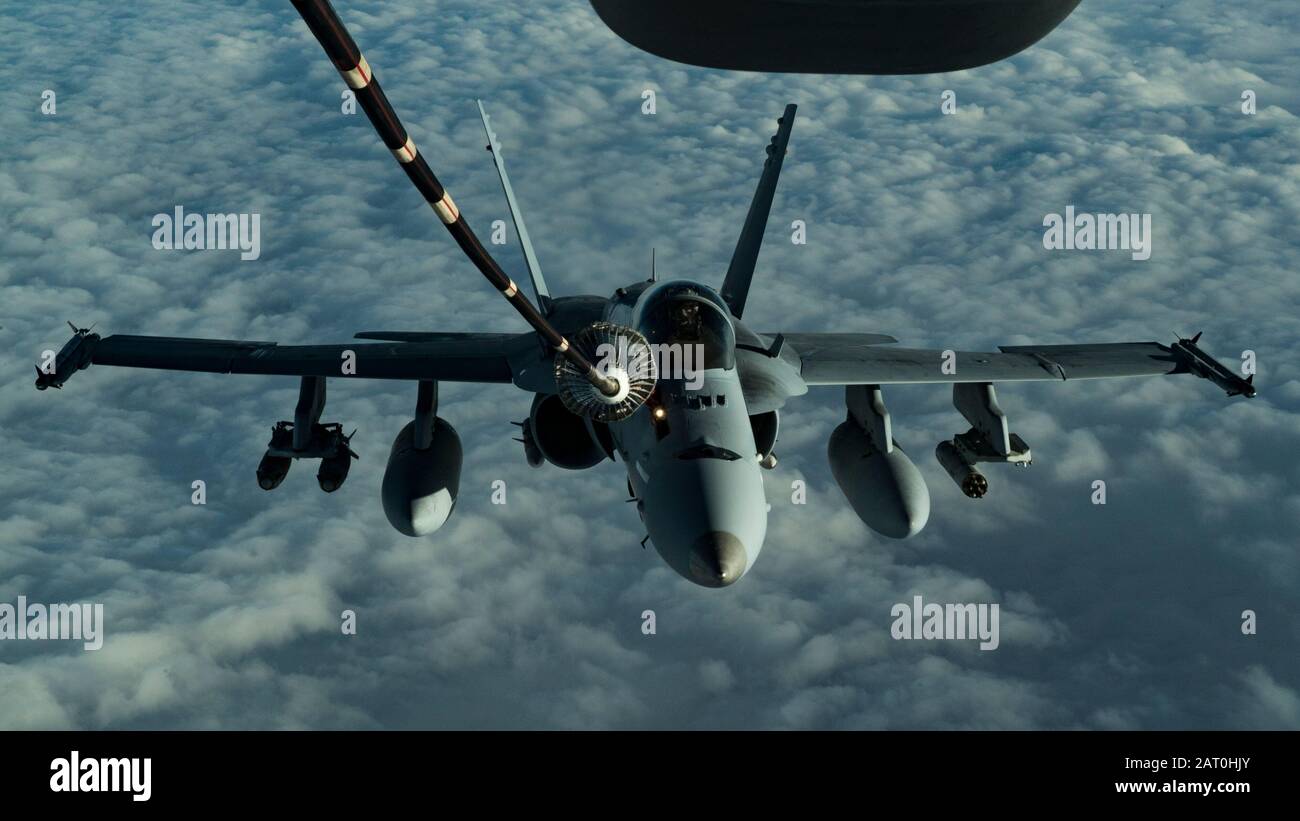 Un cornetto militare statunitense F/A-18 assegnato allo squadrone Di Attacco Marine Fighter (VMFA) 251 riceve carburante da un espansore KC-10 assegnato allo squadrone di Rifornimento 908th Expeditionary Air sopra l'area di responsabilità del comando centrale degli Stati Uniti, 22 gennaio 2020. L'Hornet è l'aereo di attacco primario del corpo di marina e di superiorità aerea che fornisce la proiezione della forza, l'interdizione ed il sostegno vicino e profondo dell'aria. (STATI UNITI Air Force Foto Di Senior Airman Brandon Cribelar) Foto Stock