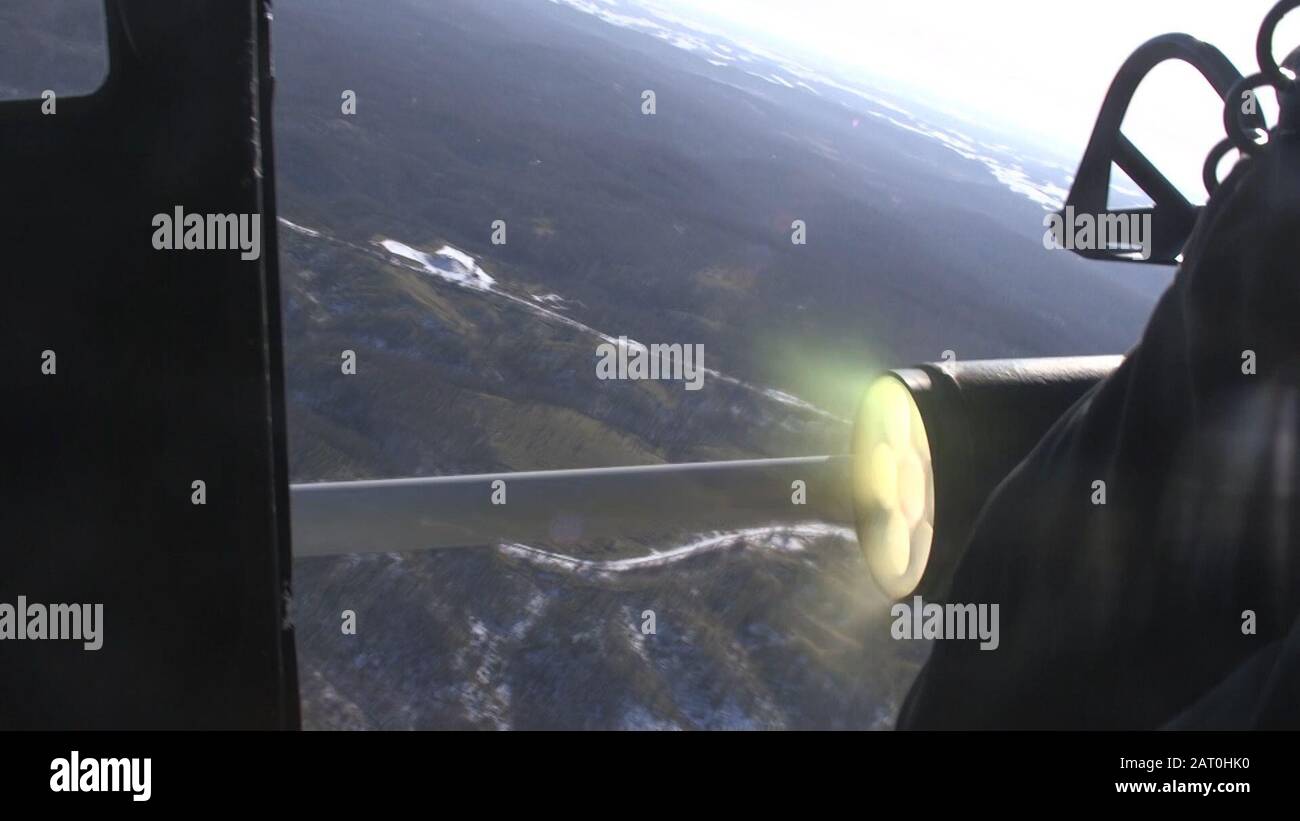 Un elicottero UH-1Y Venom utility con Marine Light Attack Helicopter Squadron 369 fuochi durante un tiro al fuoco aereo dal vivo presso l'area di addestramento di Yusubetsu, Hokkaido, Giappone, 28 gennaio 2020. Northern Viper è un esercizio di formazione regolarmente programmato che è stato progettato per migliorare l'interoperabilità della U.S. and Japan Alliance, consentendo Alle Forze di attività marine Air-Ground di III MEF di mantenere la loro letalità e competenza nelle operazioni di armi Combinate MAGTF in ambienti con basse temperature. (STATI UNITI Foto del corpo marino di Lance Cpl. Dylan Hess) Foto Stock