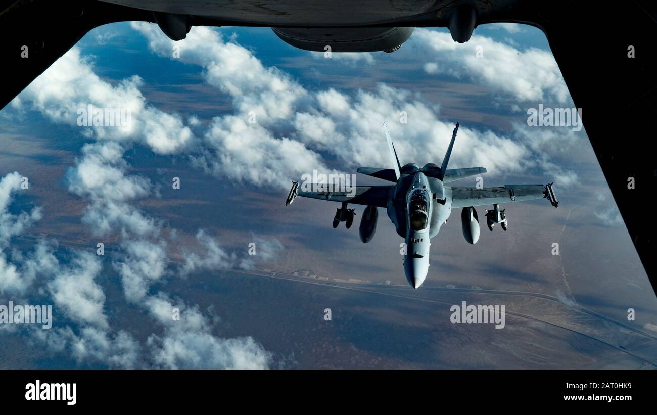 Un Corps F/A-18 Hornet degli Stati Uniti assegnato allo Squadron (VMFA) 251 Di Attacco del combattente marino vola sull'area di responsabilità del comando centrale degli Stati Uniti, 22 gennaio 2020. L'Hornet è l'aereo di attacco primario del corpo di marina e di superiorità aerea che fornisce la proiezione della forza, l'interdizione ed il sostegno vicino e profondo dell'aria. (STATI UNITI Air Force Foto Di Senior Airman Brandon Cribelar) Foto Stock