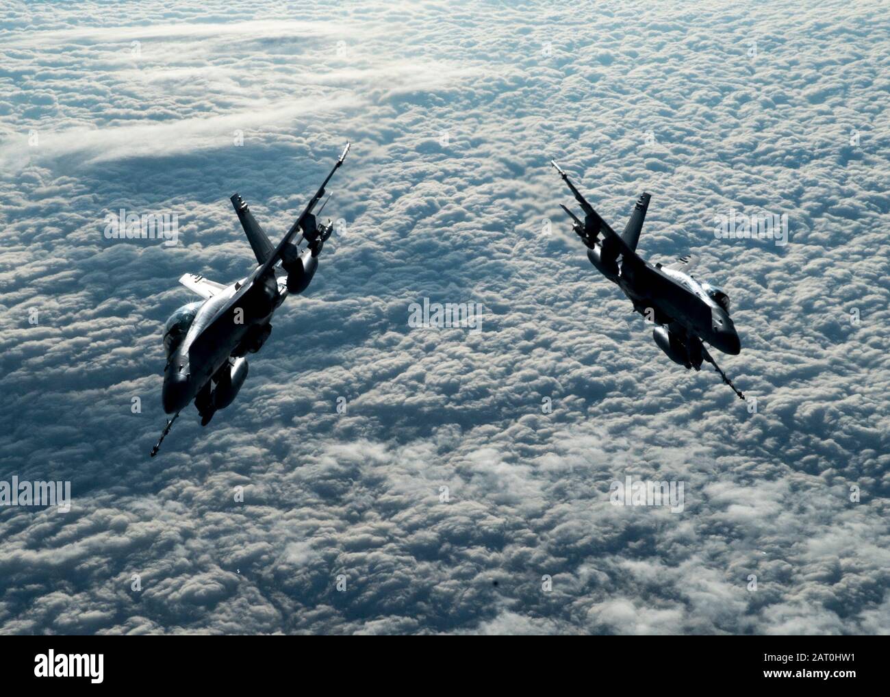 Due Hornets del corpo marino degli Stati Uniti F/A-18 assegnati allo squadrone Di Attacco del combattente marino (VMFA) 251 volano sopra l'area di responsabilità del comando centrale degli Stati Uniti, 22 gennaio 2020. L'Hornet è l'aereo di attacco primario del corpo di marina e di superiorità aerea che fornisce la proiezione della forza, l'interdizione ed il sostegno vicino e profondo dell'aria. (STATI UNITI Air Force Foto Di Senior Airman Brandon Cribelar) Foto Stock