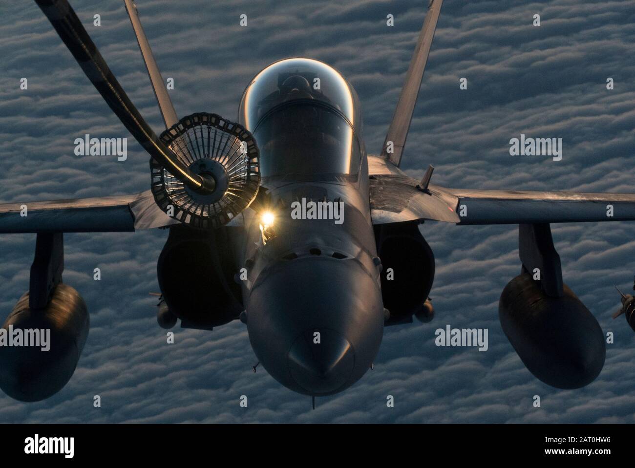 Un cornetto militare statunitense F/A-18 assegnato allo squadrone Di Attacco Marine Fighter (VMFA) 251 riceve carburante da un espansore KC-10 assegnato allo squadrone di Rifornimento 908th Expeditionary Air sopra l'area di responsabilità del comando centrale degli Stati Uniti, 22 gennaio 2020. L'Hornet è l'aereo di attacco primario del corpo di marina e di superiorità aerea che fornisce la proiezione della forza, l'interdizione ed il sostegno vicino e profondo dell'aria. (STATI UNITI Air Force Foto Di Senior Airman Brandon Cribelar) Foto Stock