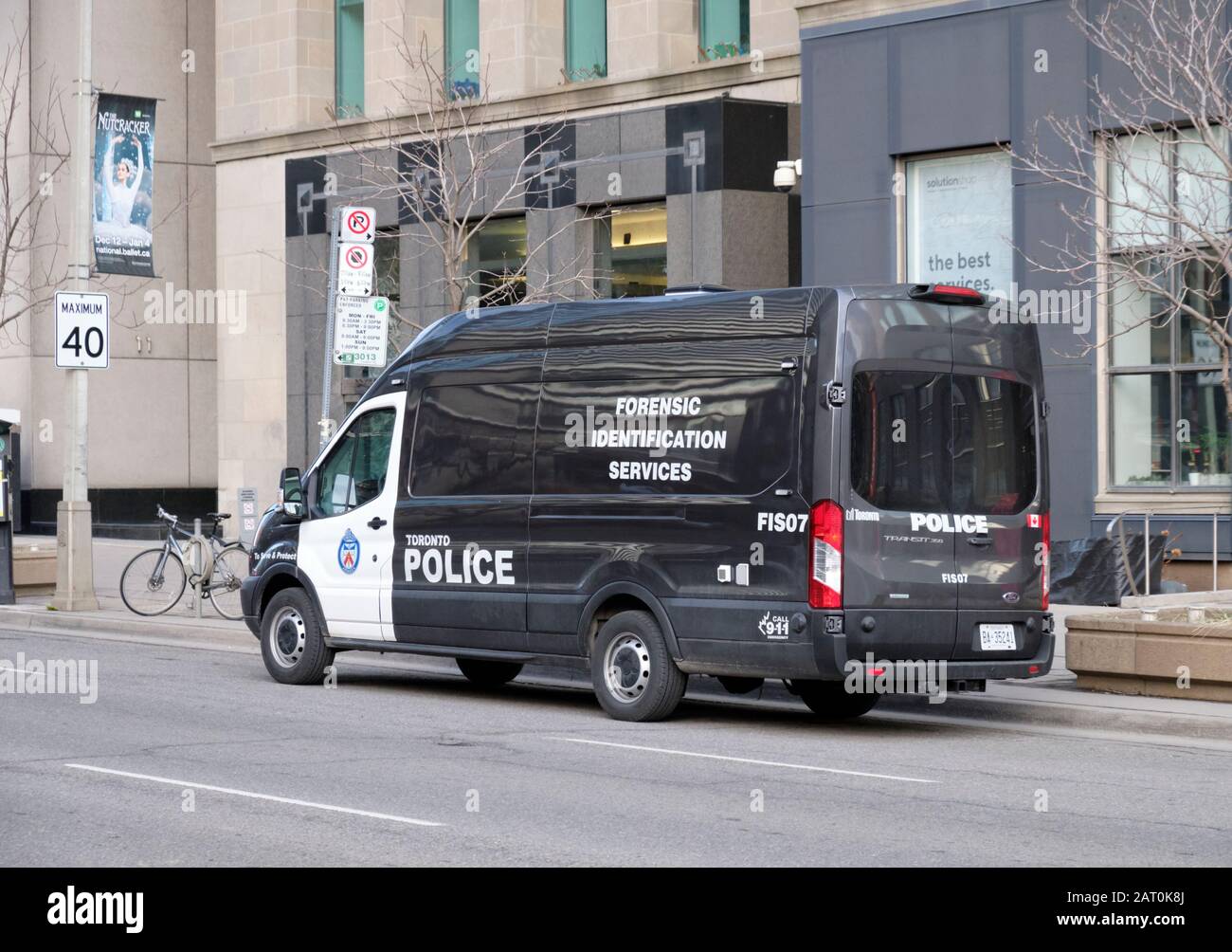 Toronto Police Forensic Identification Services van, parco sulla strada del centro Foto Stock