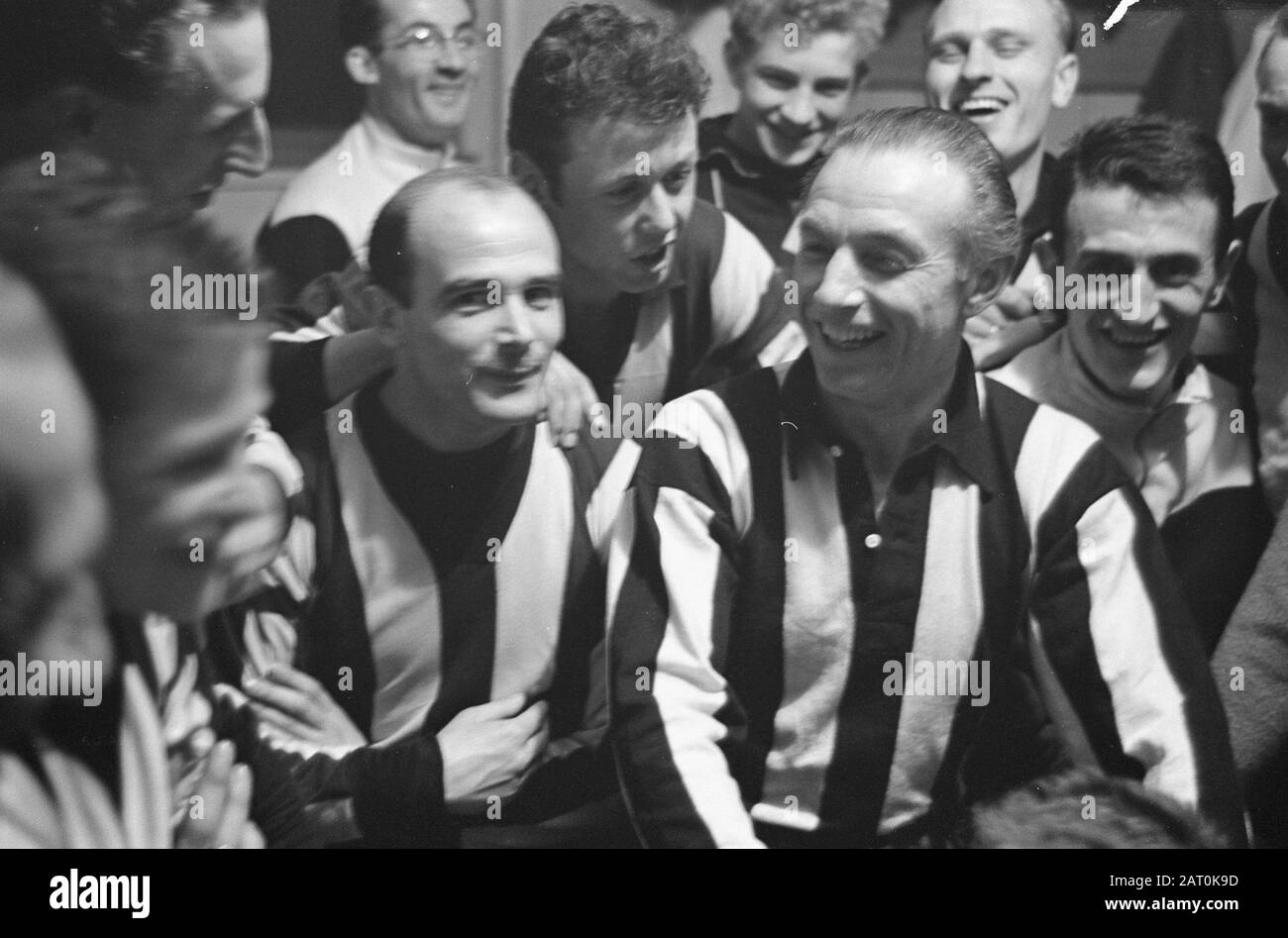 DWV contro Volewijckers. Onorate la competizione allo Stadio Olimpico. Stanley Matthews in DWV shirt Data: 4 aprile 1962 Località: Amsterdam, Noord-Holland Parole Chiave: Sport, calcio Nome personale: Matthews, Stanley Institution Nome: Volewijckers Foto Stock