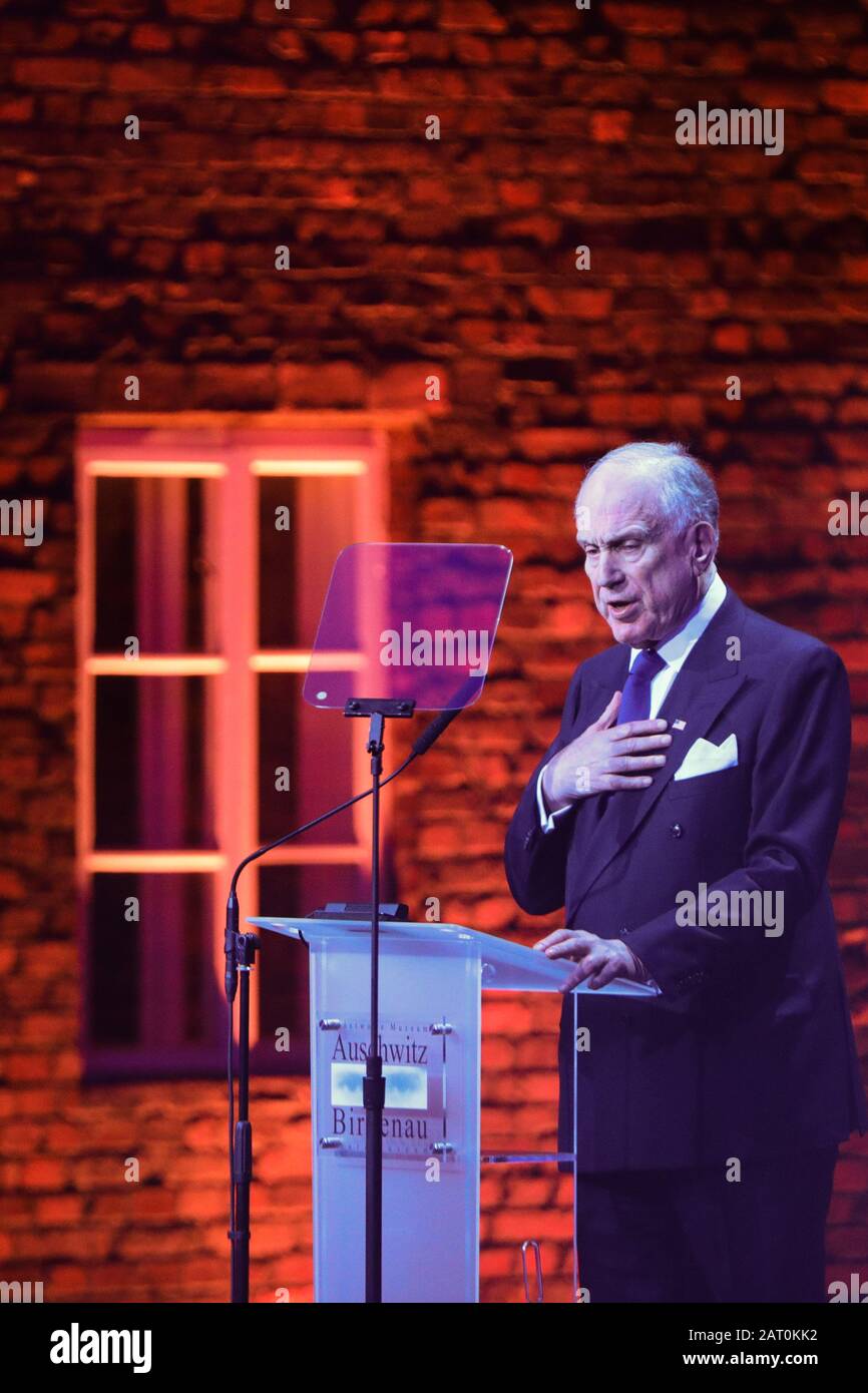 Oswiecim, Polonia. 27th Gen 2020. Ronald Lauder, presidente del Congresso Ebraico Mondiale parla durante la cerimonia.75th anniversario della liberazione dell'ex campo di concentramento nazista tedesco Auschwitz-Birkenau. Durante la seconda guerra mondiale occupazione della Polonia da parte della Germania nazista i nazisti hanno ucciso più di un milione di persone al campo. KL Auschwitz-Birkenau fu liberato il 27 gennaio 1945. I leader internazionali e circa 200 sopravvissuti con le loro famiglie si riuniscono ogni anno per rendere omaggio alle vittime di Auschwitz. Credit: Filip Radwanski/Sopa Images/Zuma Wire/Alamy Live News Foto Stock