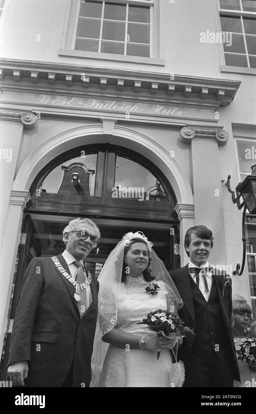 Primo matrimonio nella Casa dell'India occidentale di Amsterdam da parte del sindaco Polak UN newlyweds durante la prima cerimonia di nozze nell'India occidentale da parte del sindaco di Amsterdam Wim Polak Data : 1 settembre 1981 luogo: Amsterdam, Noord-Holland Parole Chiave: West Indian House, sindaci, cerimonie di nozze Nome personale: Polak, Wim Foto Stock