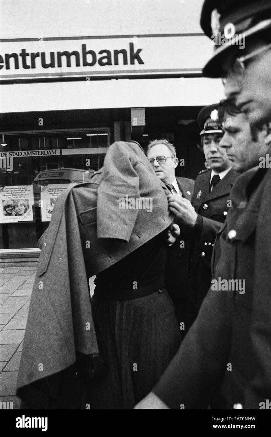 Rapina Centrumbank in van Baerlestraat (2 morti) una signora è sconvolta la banca ha portato fuori Data: 10 dicembre 1979 posizione: Amsterdam/Noord-Holland Foto Stock