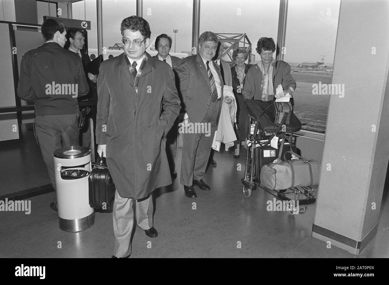 Una delegazione della Fondazione Giochi Olimpici Amsterdam compreso il sindaco Van Thijn (l) e presidente NOC Vonhoff lasciare per i giochi a Seoul Data: 18 aprile 1986 luogo: Amsterdam , Noord-Holland Parole Chiave: Sindaci, olimpiadi, presidenti Nome personale: Thijn, ed van, Vonhoff, Henk Foto Stock