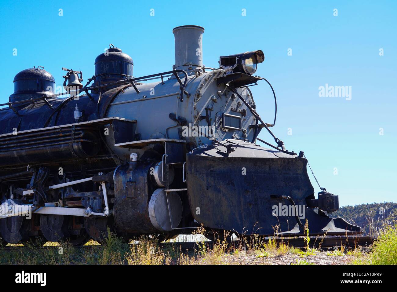 Vista laterale di un vecchio motore locomotore che ha visto giorni migliori. Foto Stock