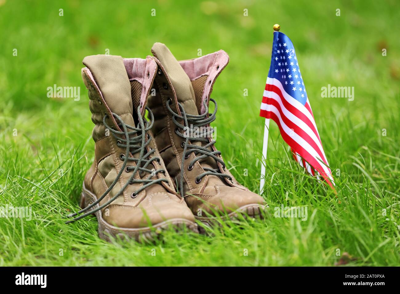 Stivali militari e bandiera USA all'aperto. Celebrazione del Memorial Day Foto Stock