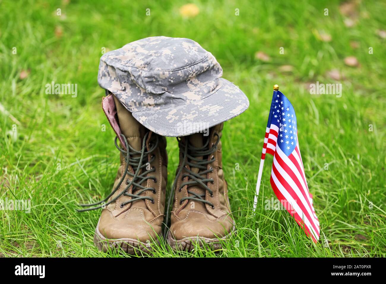 Stivali militari, cappello e bandiera USA all'aperto. Celebrazione