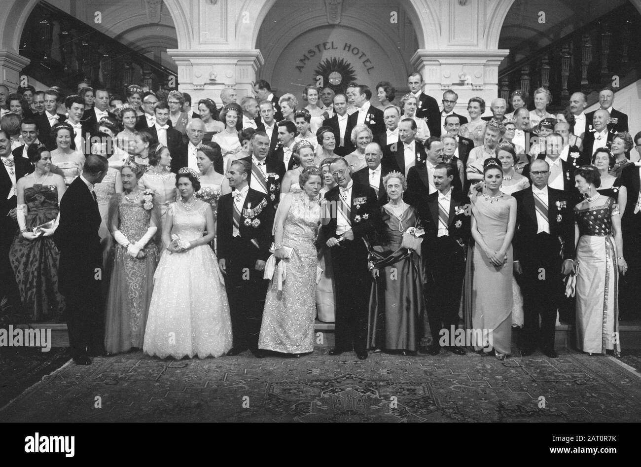 Foto di gruppo dopo cena Data: 1 maggio 1962 Parole Chiave: Cene, foto di gruppo Foto Stock