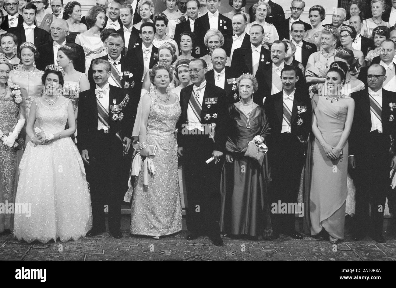 Foto di gruppo dopo cena Data: 1 maggio 1962 Parole Chiave: Cene, foto di gruppo Foto Stock