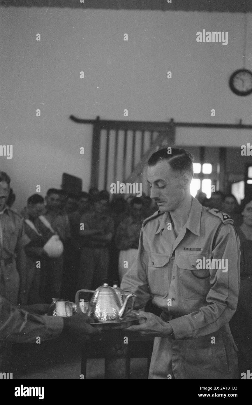 Transfer Command V.M.M.M.A. del Capitano Kroesen al Capitano A. Ronner [un capitano dell'artiglieria della KNIL riceve un vassoio con tè d'argento] Data: Luglio 1947 posizione: Bandung, Indonesia, Indie orientali olandesi Foto Stock