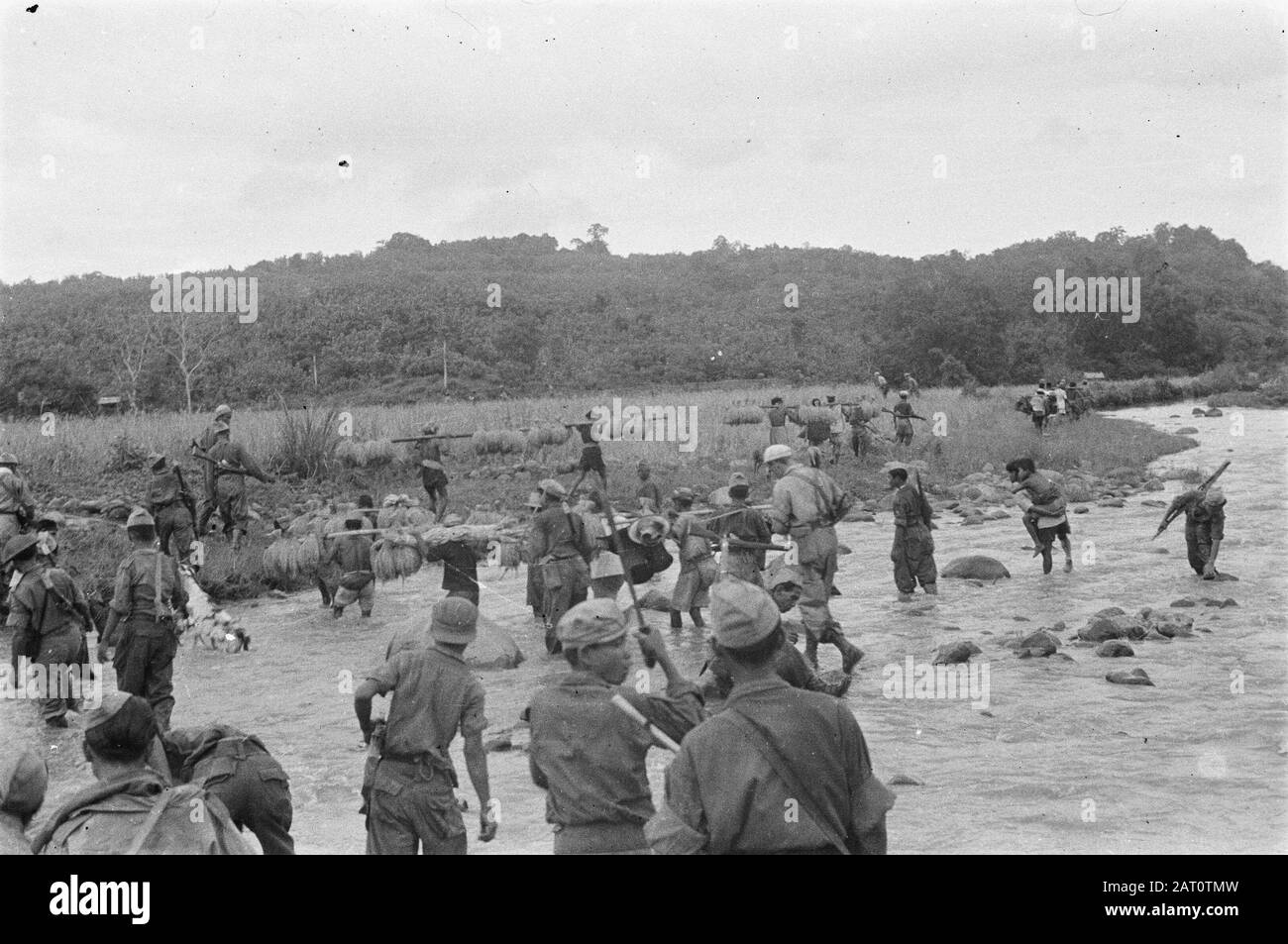 Subang e dintorni un esercito KNIL unità e agricoltori con padi-raccolto attraversare un sito ford di un fiume Data: 1 dicembre 1947 posizione: Indonesia, olandese-India Foto Stock