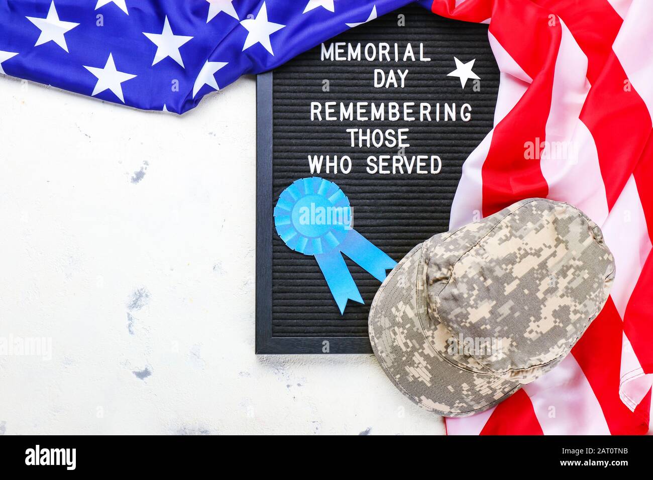 Composizione per il Memorial Day degli Stati Uniti su sfondo chiaro Foto Stock