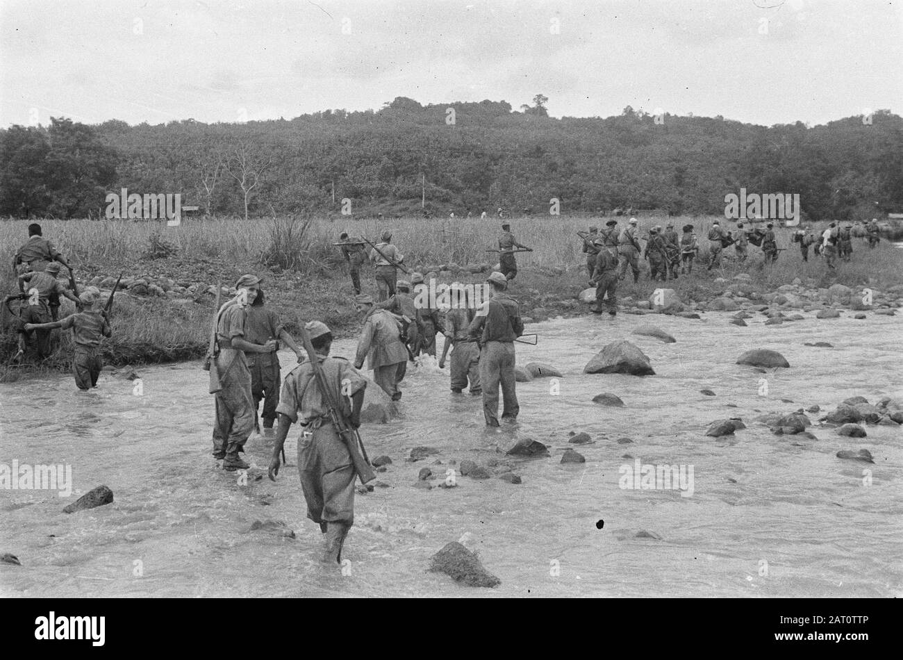 Subang e dintorni un esercito KNIL unità e agricoltori con padi-raccolto attraversare un sito ford di un fiume Data: 1 dicembre 1947 posizione: Indonesia, olandese-India Foto Stock