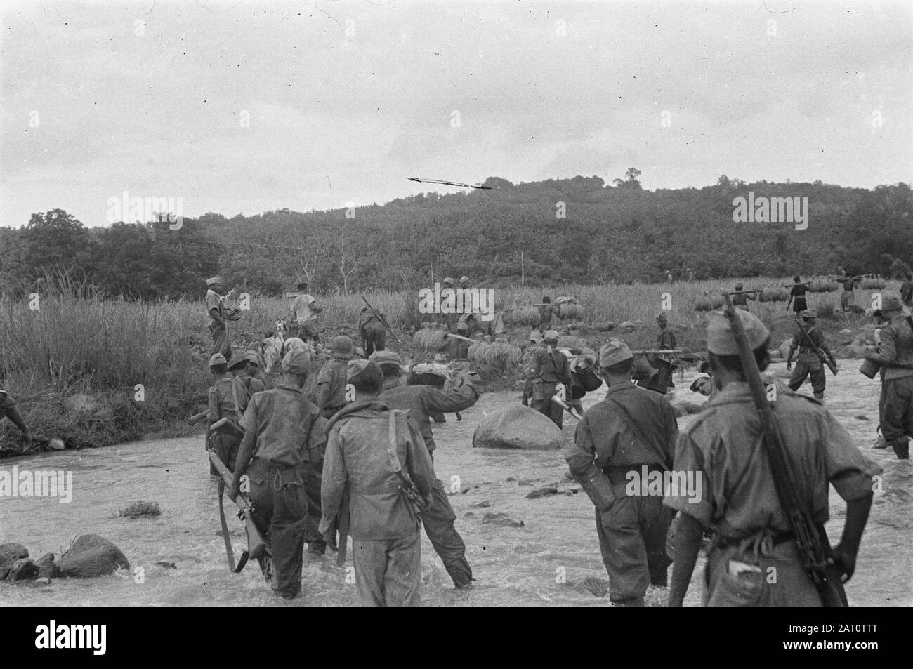 Subang e dintorni un esercito KNIL unità e agricoltori con padi-raccolto attraversare un sito ford di un fiume Data: 1 dicembre 1947 posizione: Indonesia, olandese-India Foto Stock