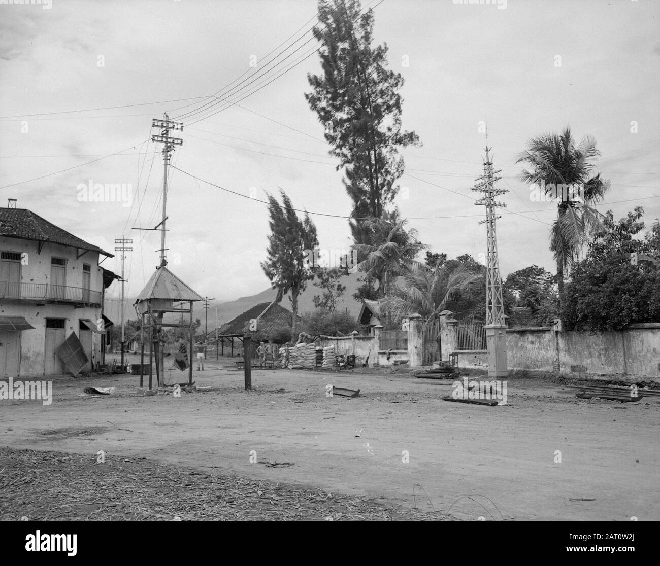 Servizio di informazione dell'esercito Surabaya un crocevia con edifici danneggiati e spazzatura sulla strada. Right è decorato con borse di sabbia checkpost Data: Febbraio 1947 Ubicazione: Indonesia, Indie orientali olandesi, Surabaya Foto Stock