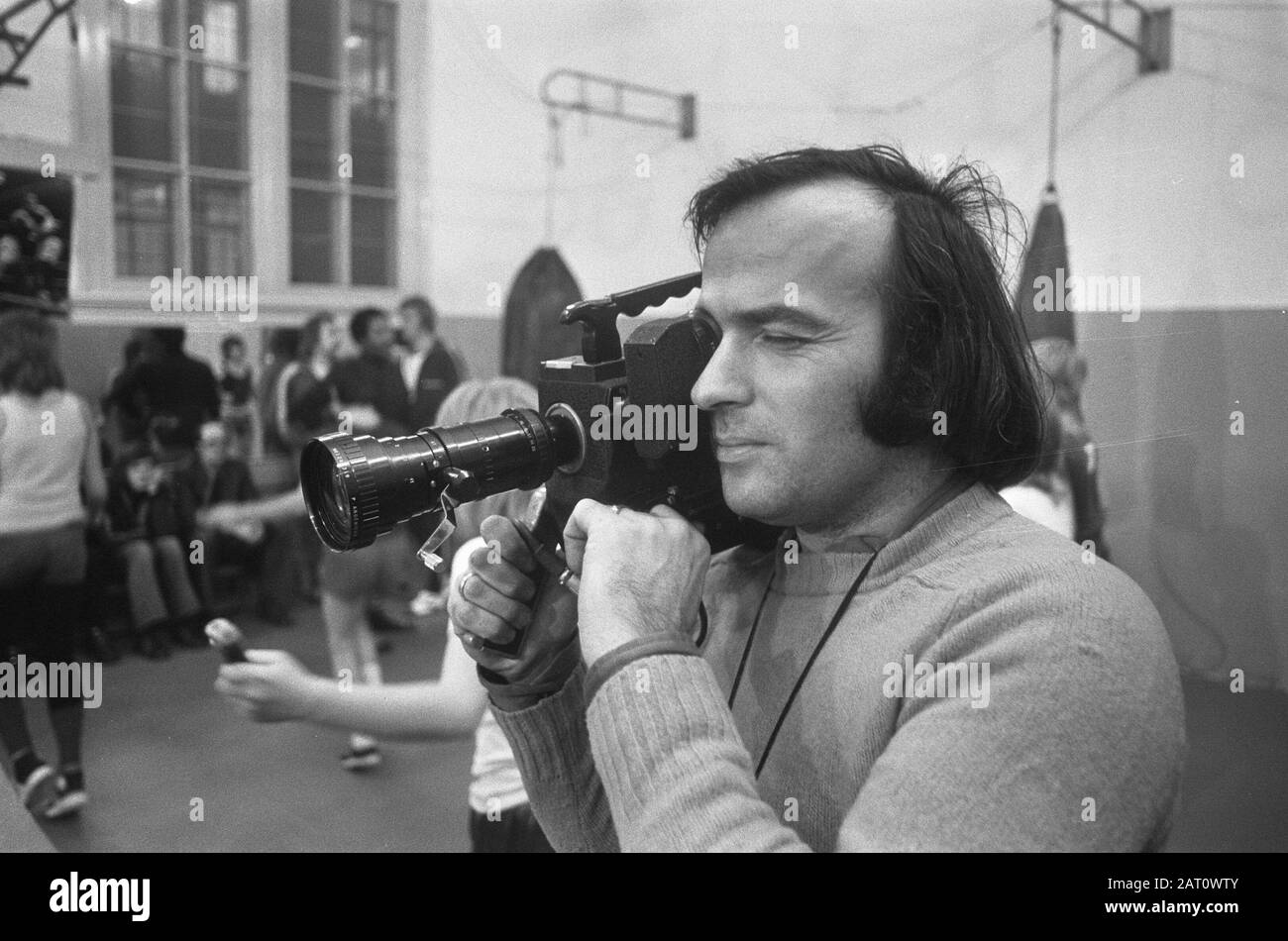 Un uomo con una fotocamera Data: 20 febbraio 1974 Parole Chiave: Telecamere Impostazione nome: Parool, Foto Stock