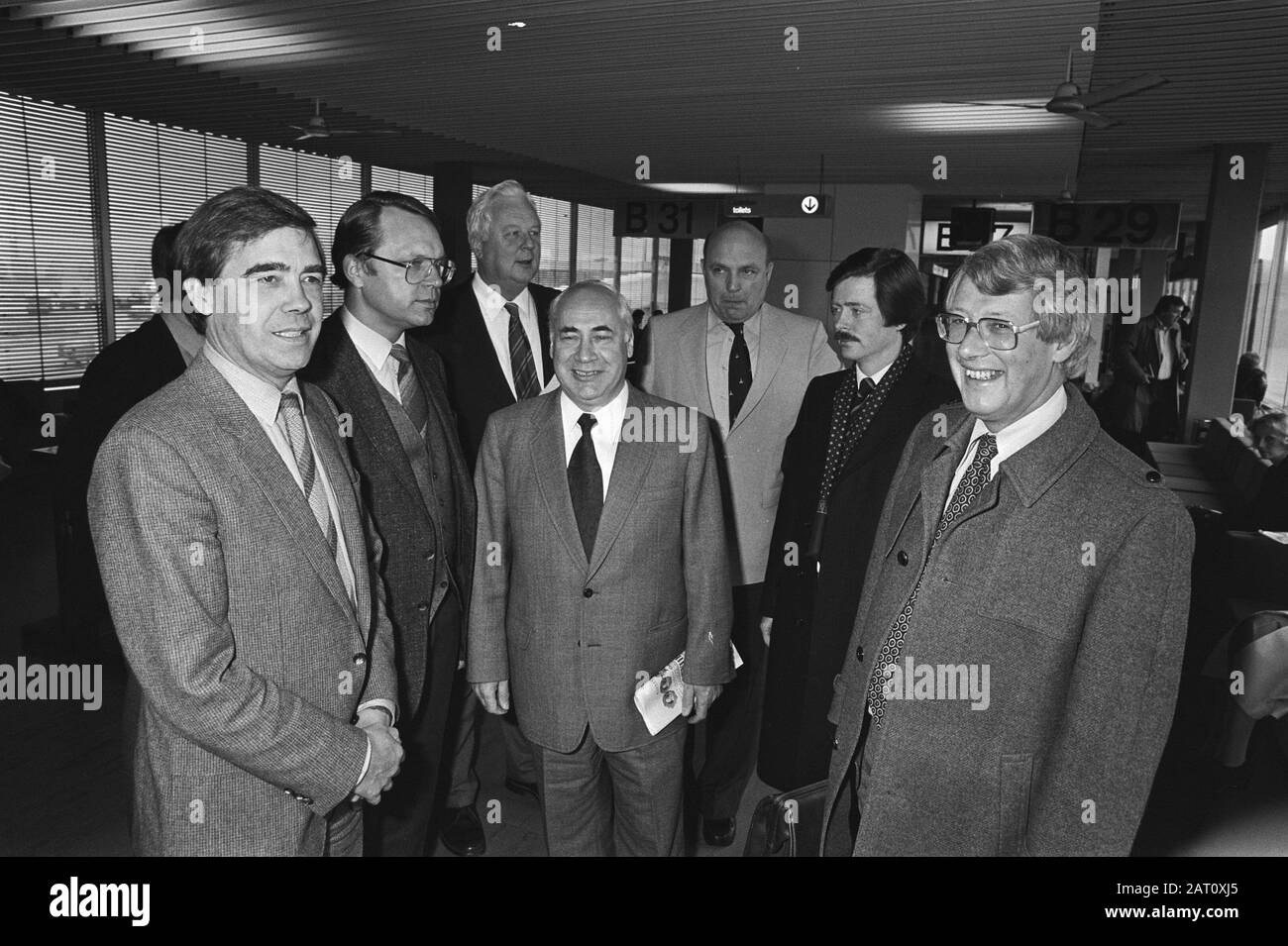 Partenza di una delegazione parlamentare olandese per la difesa a Mosca per colloqui sulla politica di sicurezza Da sinistra a destra Frinking (CDA), De Vries (PvdA), Van Eeghen (contatto man Arbatov), Neuman (Istituto di Pace) circondano l'ambasciatore russo Tostikov Data: 24 ottobre 1981 luogo: Noord-Holland, Schiphol Parole Chiave: Delegazioni, questioni di pace Nome personale: Eeghen, Ernst Henri van, Frinking, Ton, Neuman, Henk, Vries, Klaas de Foto Stock