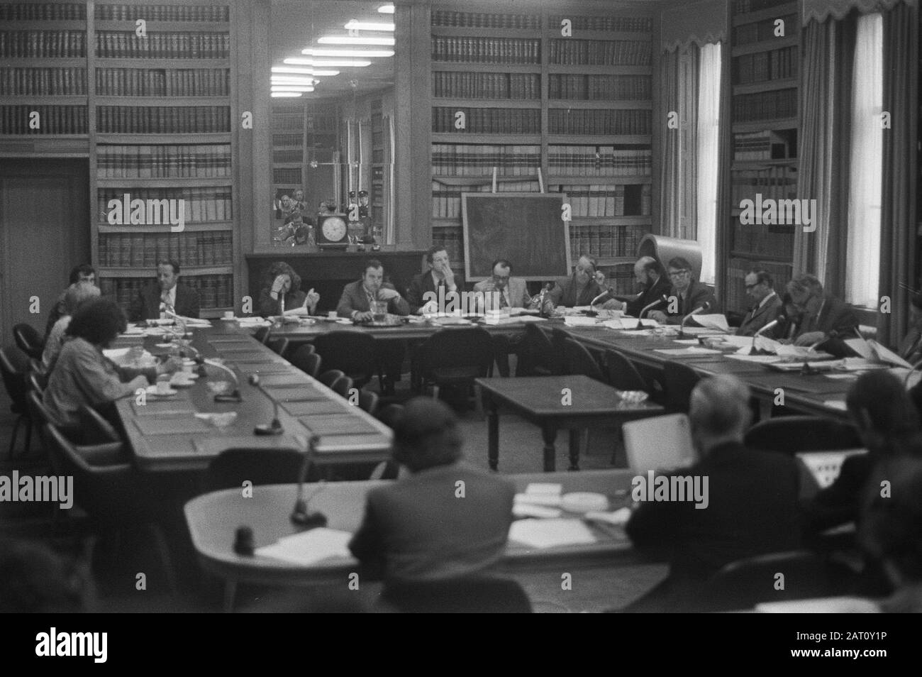 Udienza nella costruzione della Camera dei rappresentanti sulle tasse scolastiche per l'istruzione primaria un momento durante l'udienza sull'introduzione delle tasse scolastiche Data: 22 giugno 1972 luogo: L'Aia, Zuid-Holland Parole Chiave: Audizioni, politica dell'istruzione, riunioni Nome dell'istituzione: Casa Foto Stock