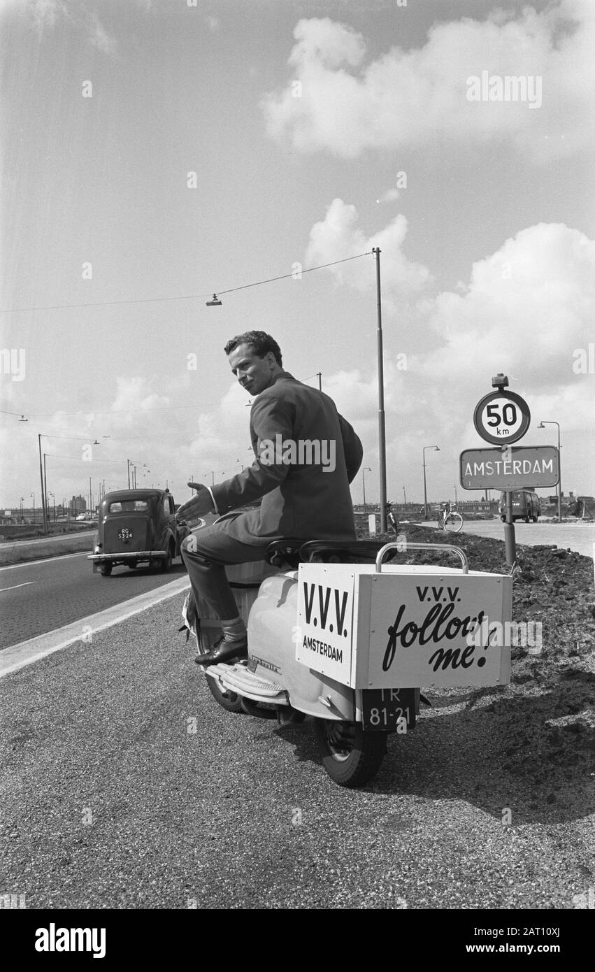 Scooter turistico per auto-polsi. Scooter su Utrechtseweg Data: 18 luglio 1961 Parole Chiave: Scooter Foto Stock