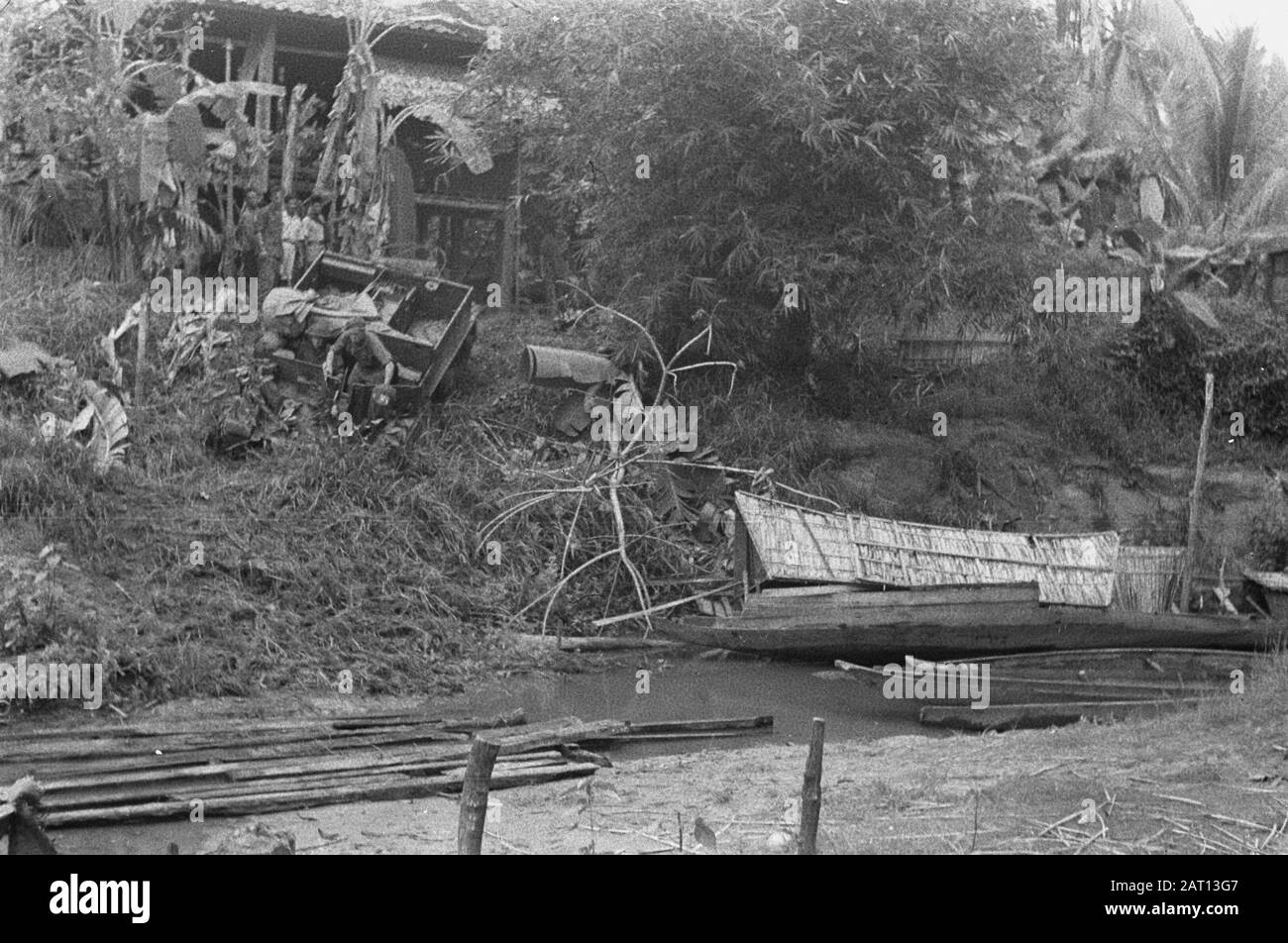 Tandjoengradja e Katyugoeng (Palembangs) UN vettore universale guida un terrapieno scosceso. Nel fiume ci sono scaffali e praws Data: Agosto 1947 Località: Indonesia, Indie Orientali Olandesi Foto Stock