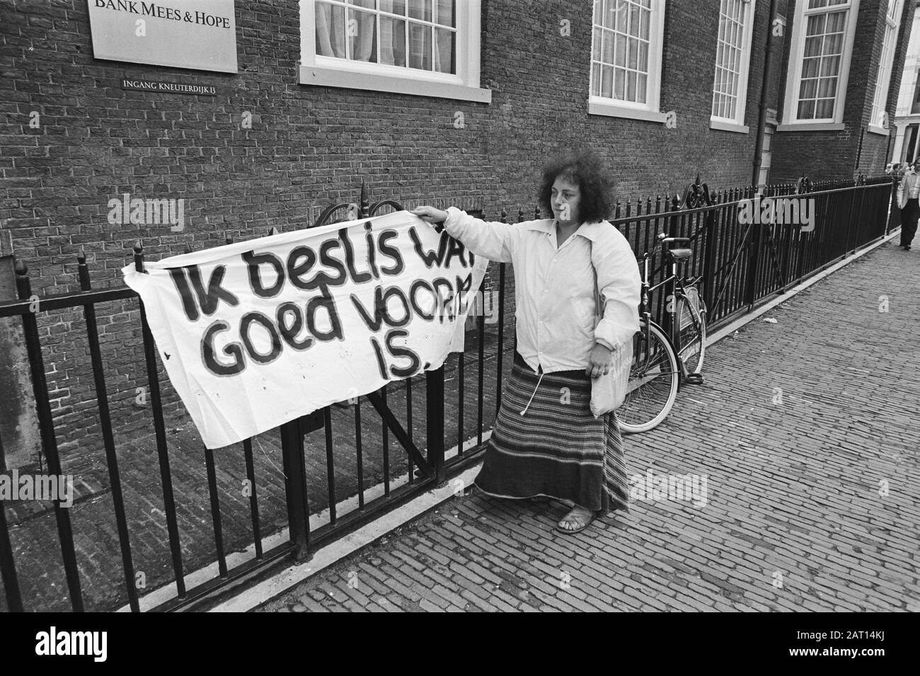 Dimostrazione contro l'aborto a l'Aia come parte della Giornata Nazionale per il nascituro UNA dimostratrice femminile Data: 30 agosto 1980 Località: L'Aia, Zuid-Holland Parole Chiave: Aborto, manifestanti, dimostrazioni, donne Foto Stock