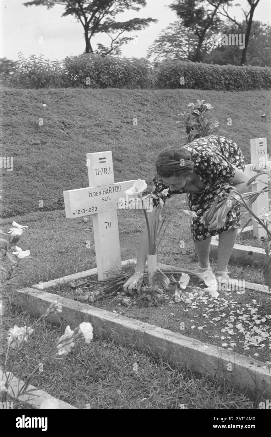 Fiori per la celebrazione dei morti e di Natale a Semarang una donna depone fiori sulla tomba di H. den Hartog, soldato II-7 R.I. nato 12-3-1923 morto 10-2-1947 Data: 25 dicembre 1947 luogo: Indonesia, Indie orientali olandesi Foto Stock