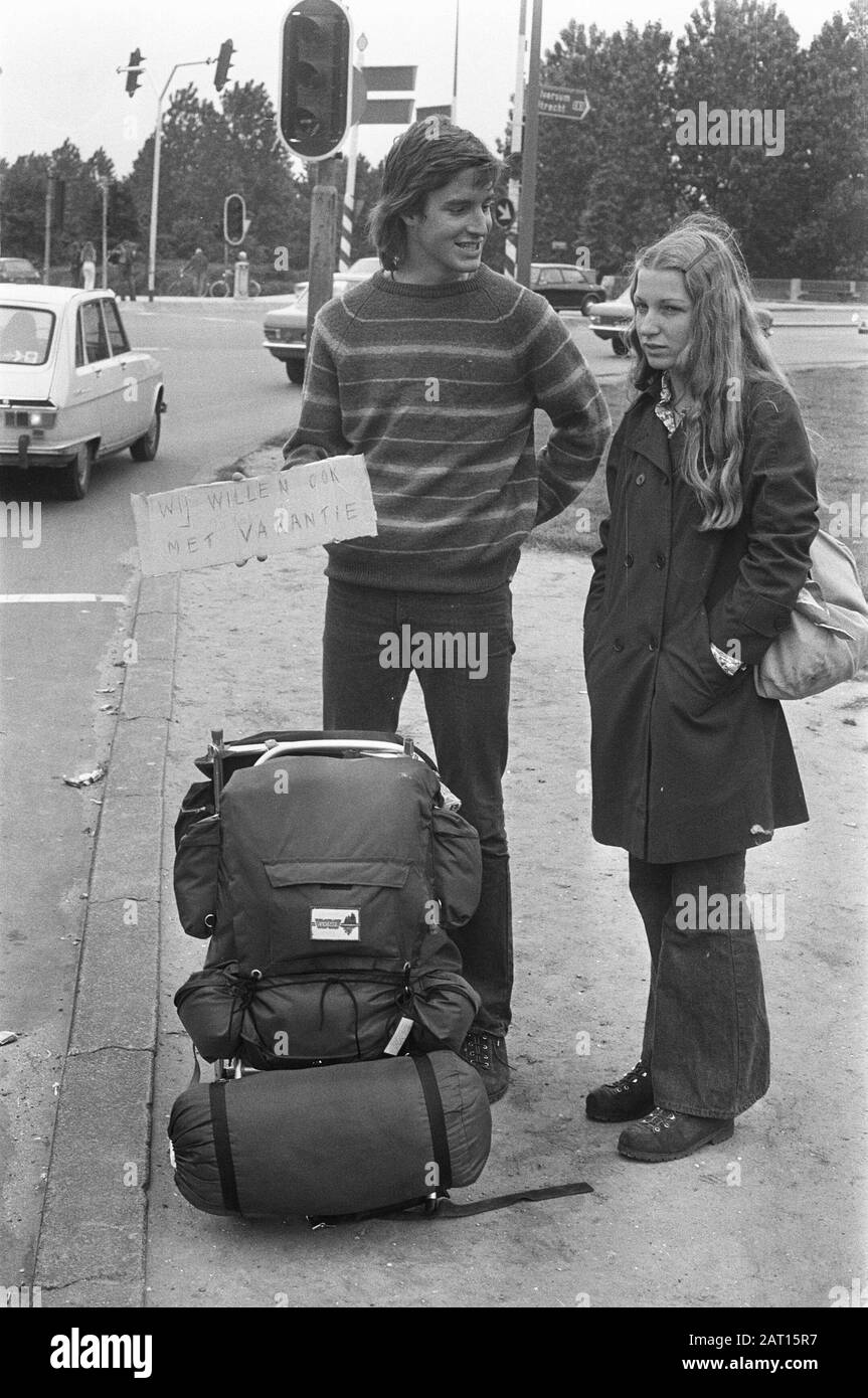 Primo giorno di vacanze estive per molti olandesi, hitchhikers al ponte di Utrecht con cartone su cui dice anche vogliamo avere vacanze Data: 30 giugno 1972 Località: Utrecht (provincia) Parole Chiave: Gioventù, autostoppisti, turismo, vacanze, estate Foto Stock