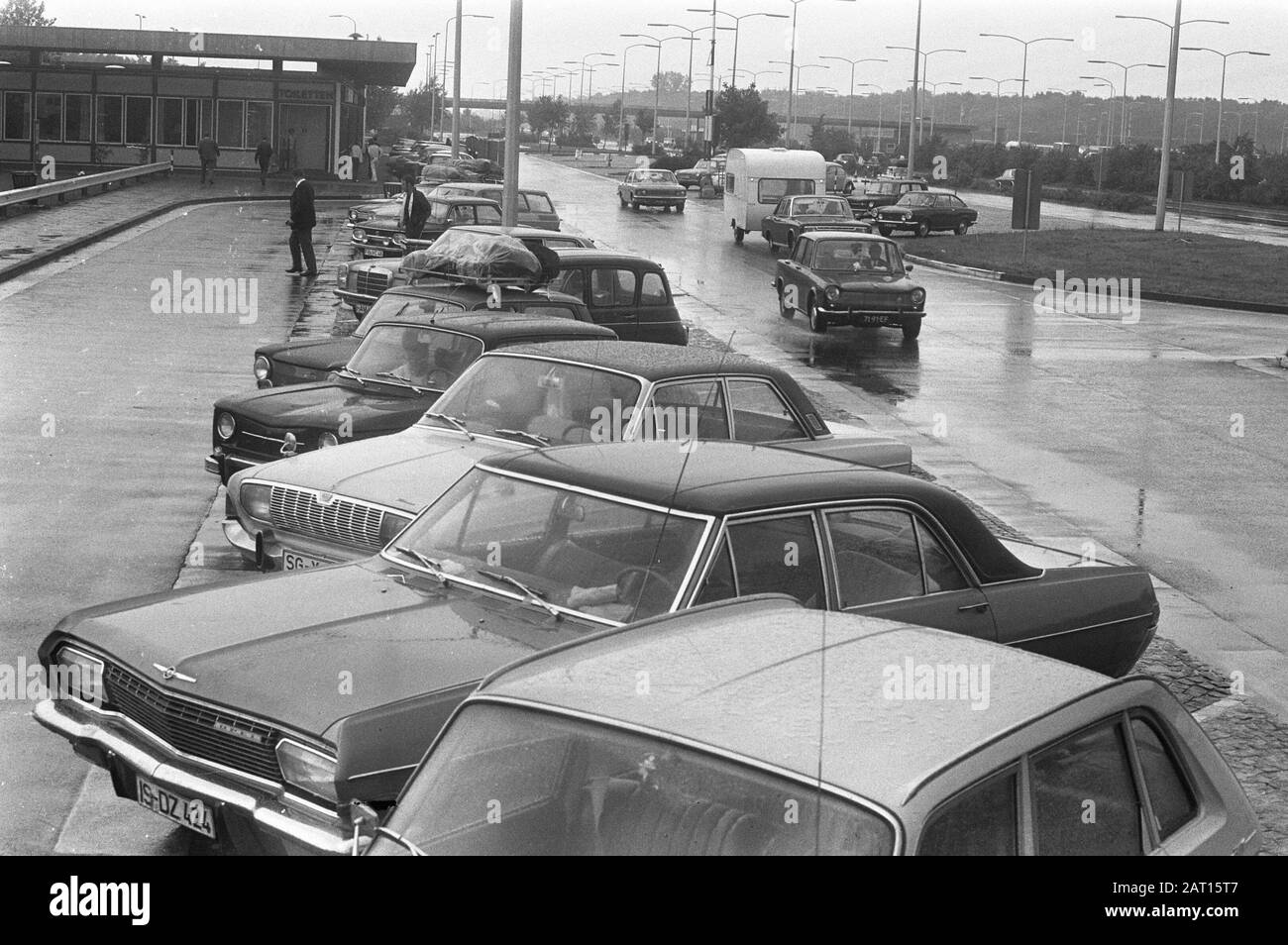 Primo giorno di vacanze estive per molti olandesi, stuccatura con servizi igienici lungo la strada Data: 30 giugno 1972 Parole Chiave: Servizi pubblici, autostrade, turismo, vacanze, estate Foto Stock