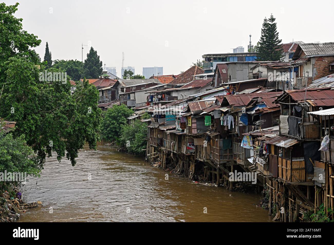 Jakarta, Indonesia - 2019.12.17: kampung melayu squatter quarto soggiorno presso le rive del fiume ciliwung in manggarai / quartiere jatinegara Foto Stock