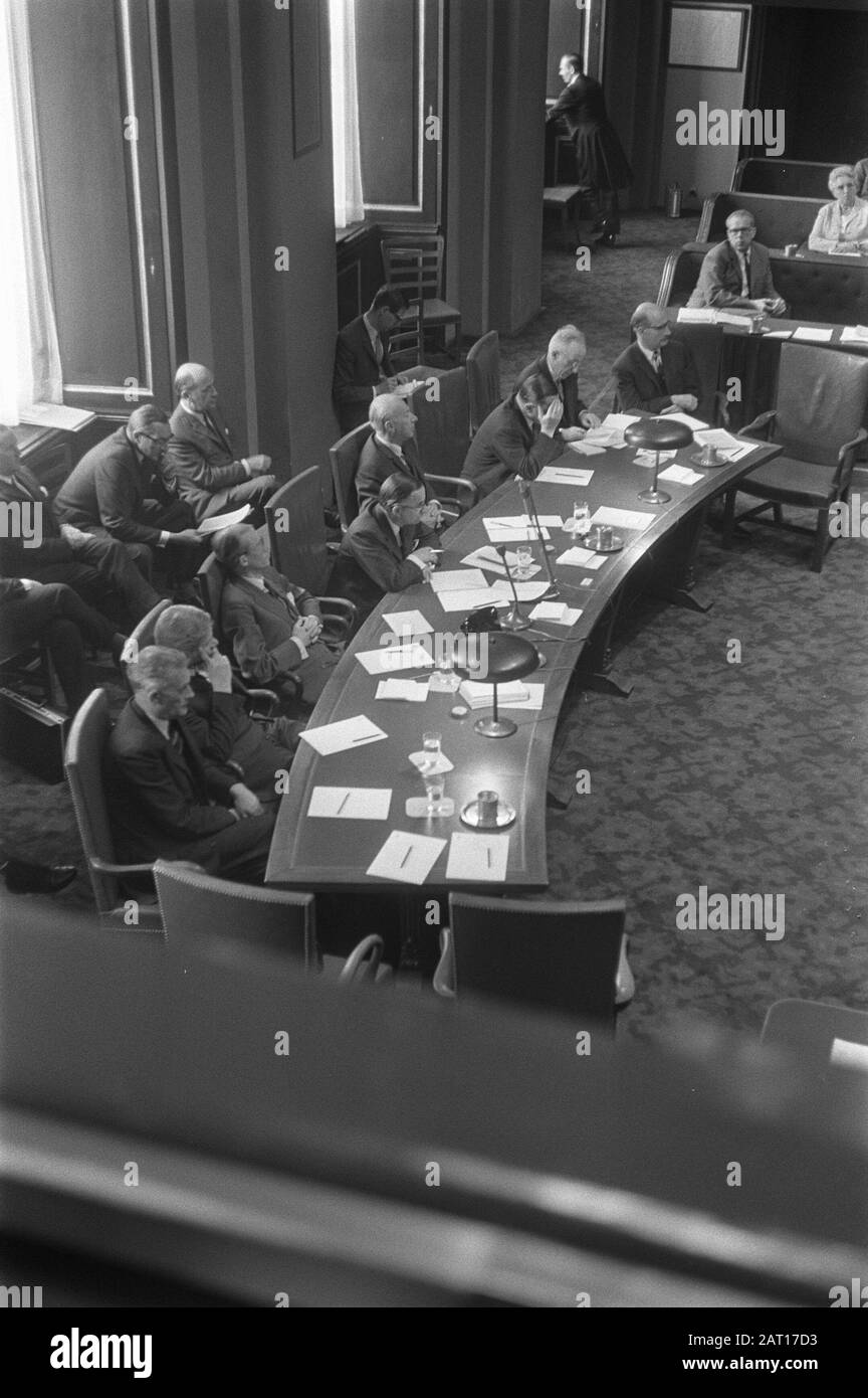 Prima Sezione, politica di governo discusso, dietro il tavolo ministri Witteveen, De Jong, Bakker e Beernink Data: 23 maggio 1967 Foto Stock