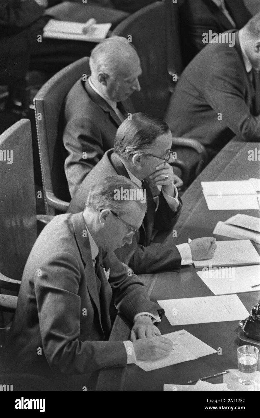 Prima Sezione, politica di governo discusso, dietro il tavolo ministri Witteveen, De Jong, Bakker e Beernink Data: 23 maggio 1967 Foto Stock